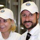 In Fyresdal, Crown Prince Haakon and Crown Princess Mette-Marit visited Telemark Spring Water (Photo: Knut Falch, Scanpix)